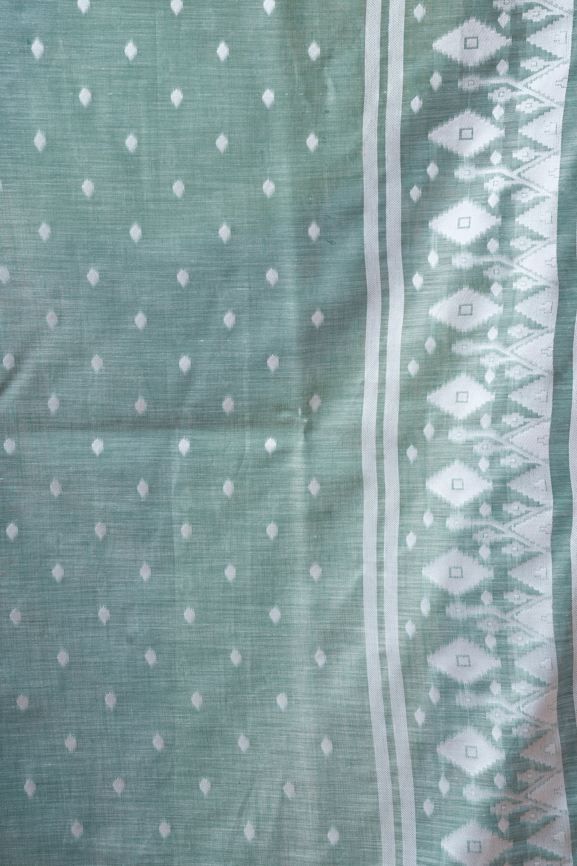 Aarohi Pure Linen Saree – Chikankari Border & Pallu (Green)
