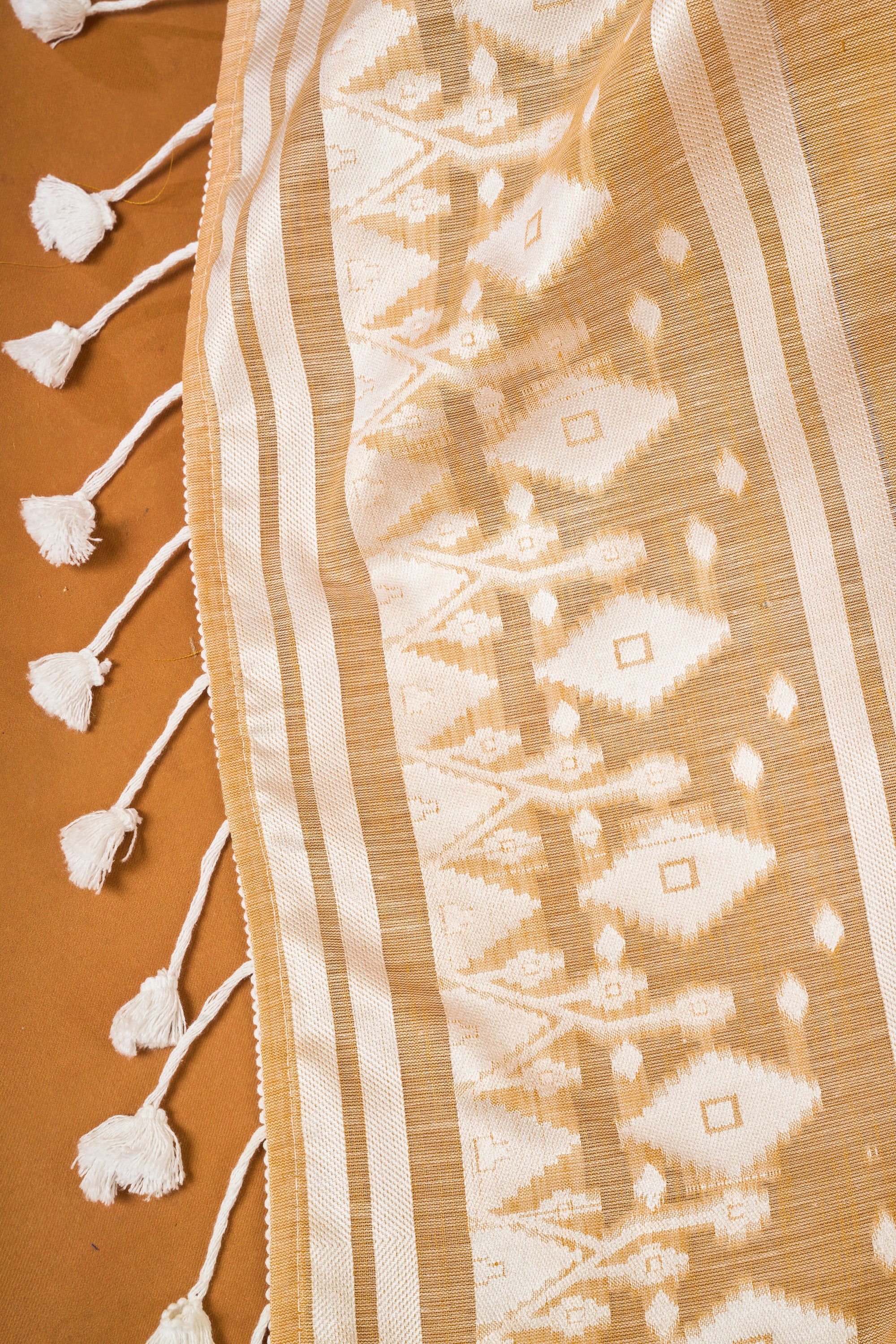 Aarohi Pure Linen Saree – Chikankari Border & Pallu (Orange)