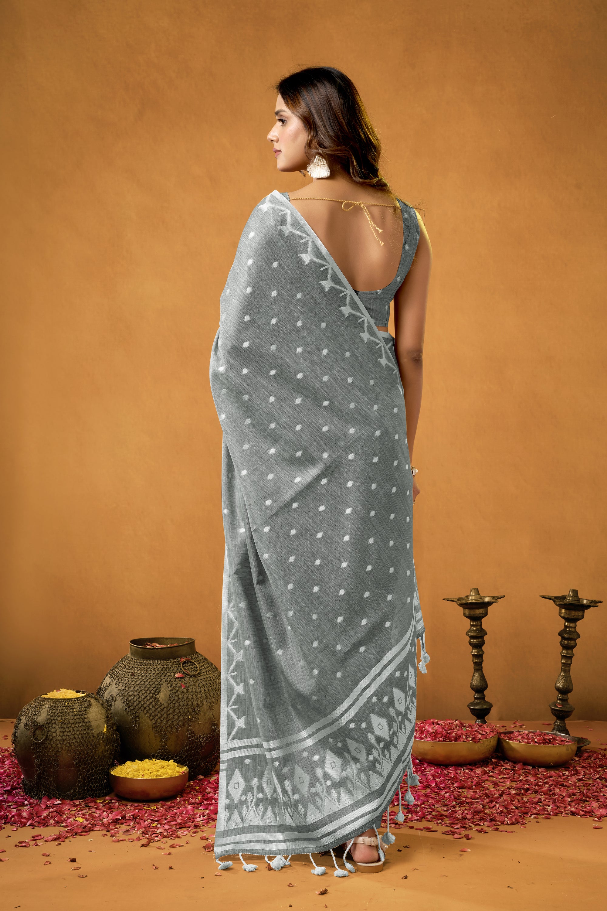 Aarohi Pure Linen Saree – Chikankari Border & Pallu (Grey)