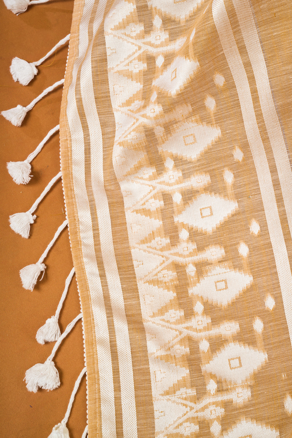 Aarohi Pure Linen Saree – Chikankari Border & Pallu (Orange)