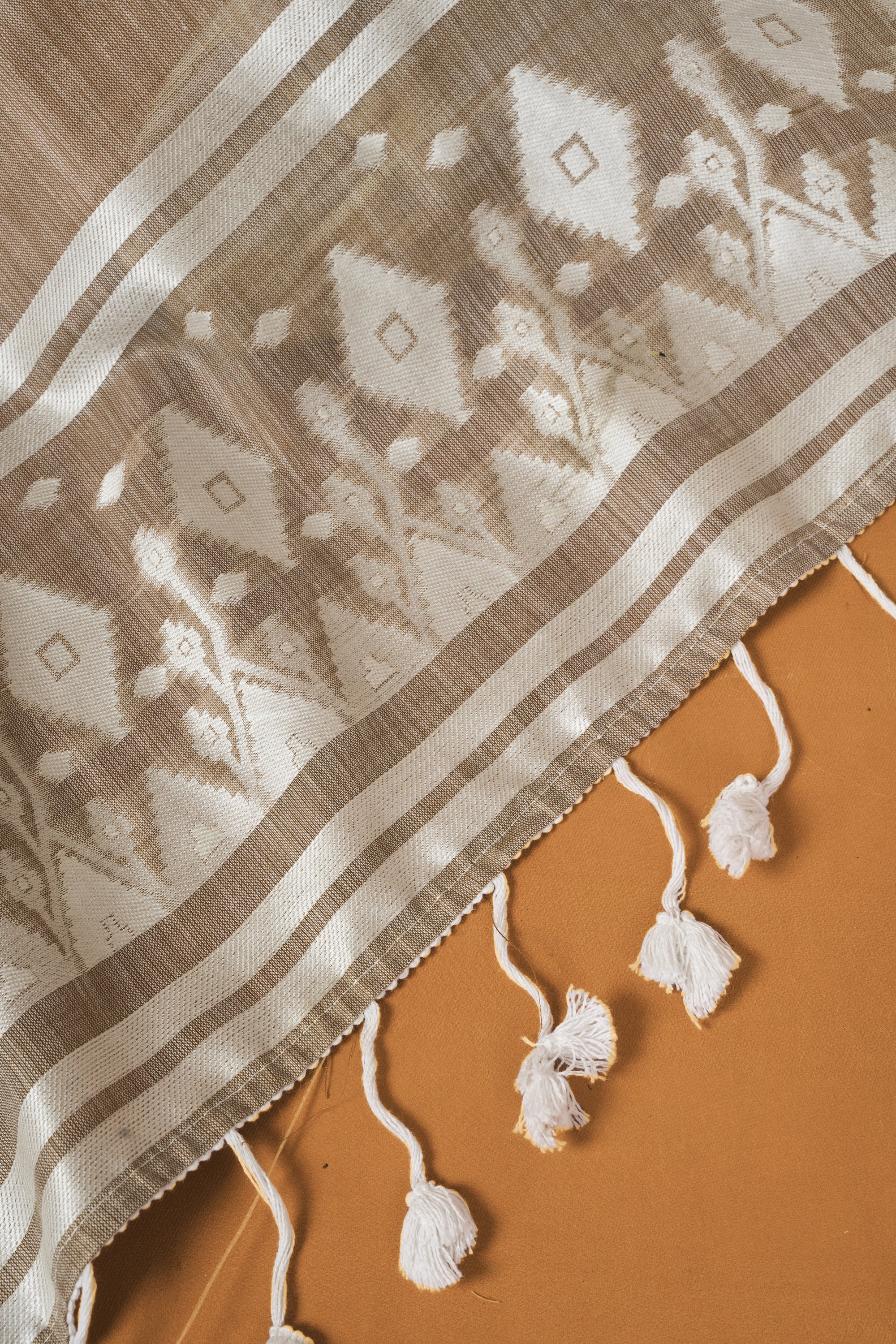 Aarohi Pure Linen Saree – Chikankari Border & Pallu (Brown)