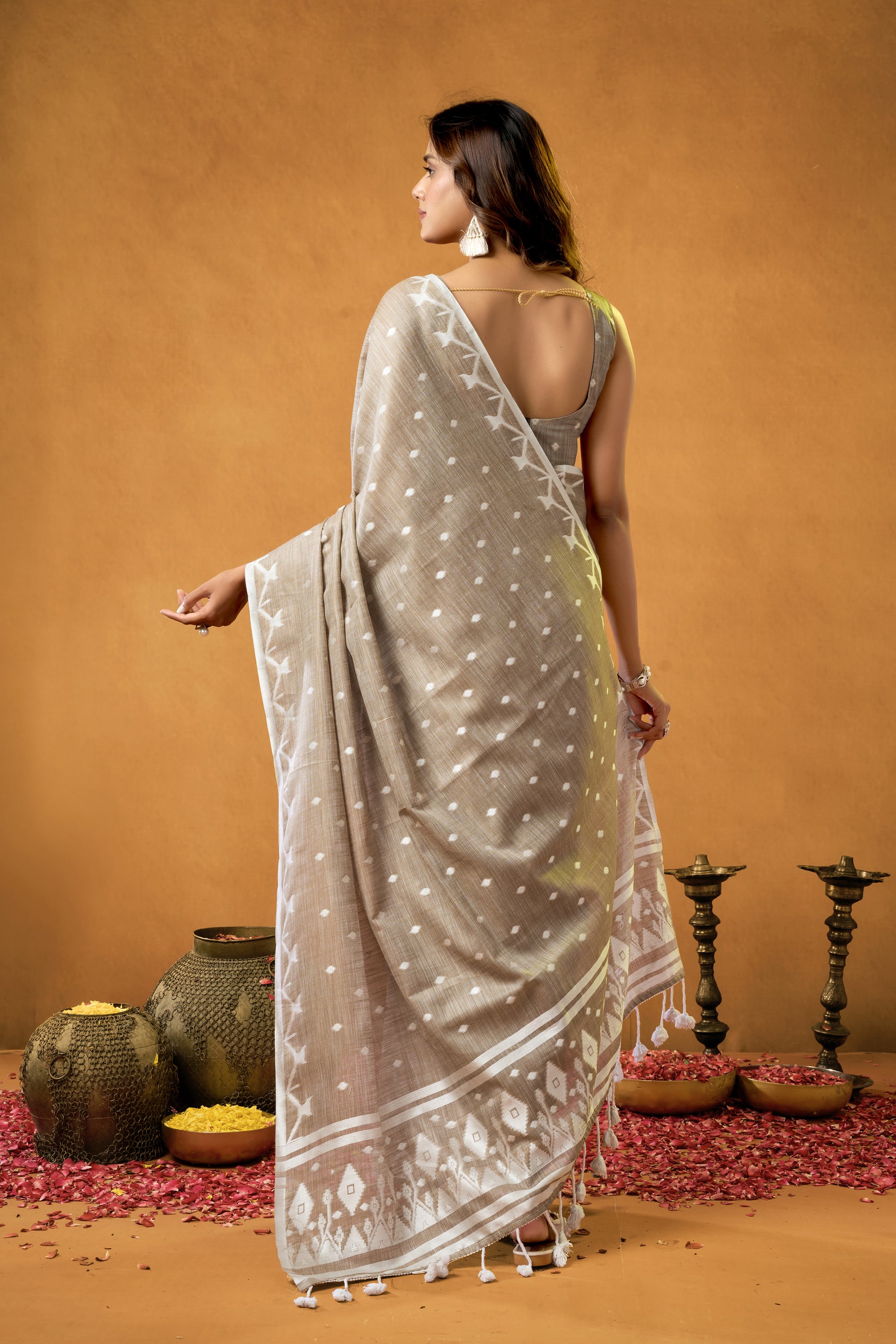 Aarohi Pure Linen Saree – Chikankari Border & Pallu (Brown)